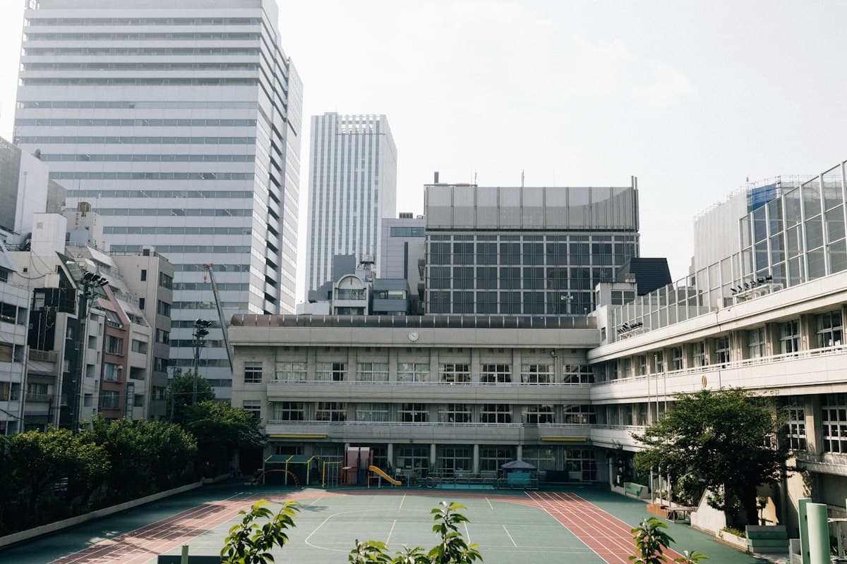 Fachada moderna de prédio escolar sob luz do dia